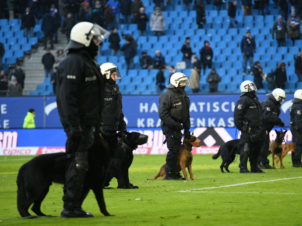 Bundesliga: Streit um Polizeikosten: Wer zahlt für die Problemfans?