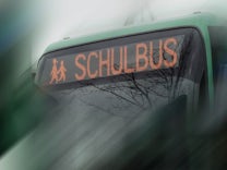 Oberbayern: 10-Jähriger fällt aus fahrendem Schulbus