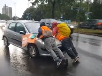 Proteste der “Letzte Generation”: Autofahrer nimmt zwei Klimaaktivisten auf die Motorhaube – KVR erlässt Sekundenkleber-Verbot