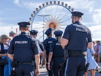Liveblog zum Oktoberfest 2023: Falschgeld auf der Wiesn: Polizei nimmt 23-Jährigen fest