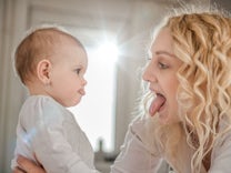 Entwicklungspsychologie: Eltern und Babys: Wer macht eigentlich wen nach und wie wirkt sich das aus?