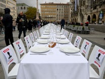 Überfall auf Israel: 240 Stühle warten auf dem Münchner Marienplatz auf die Entführten