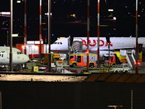 Flugbetrieb eingestellt: Bewaffneter Mann durchbricht mit Auto Tor am Hamburger Flughafen