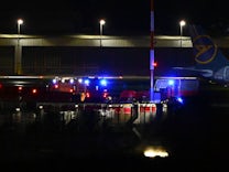 Betrieb eingestellt: Bewaffneter Mann durchbricht mit Auto Tor am Hamburger Flughafen