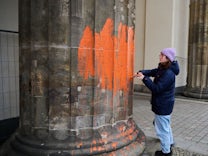 Berlin: Klimaaktivisten beschmieren Brandenburger Tor erneut mit Farbe