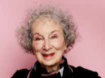 Margaret Atwood: „Brennende Fragen“: Was da auf uns zurast