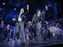 ZDF-Serie als Musical im Deutschen Theater: Das tanzende Wirtschaftswunder