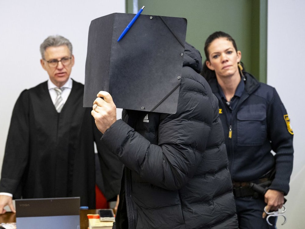 Prozess in München: Missbrauch in der Umkleidekabine