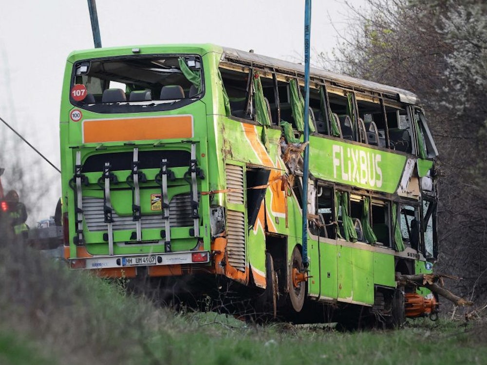 Sachsen: Drei der vier Toten des Unfalls auf der A9 identifiziert – Ermittlungen gegen Busfahrer