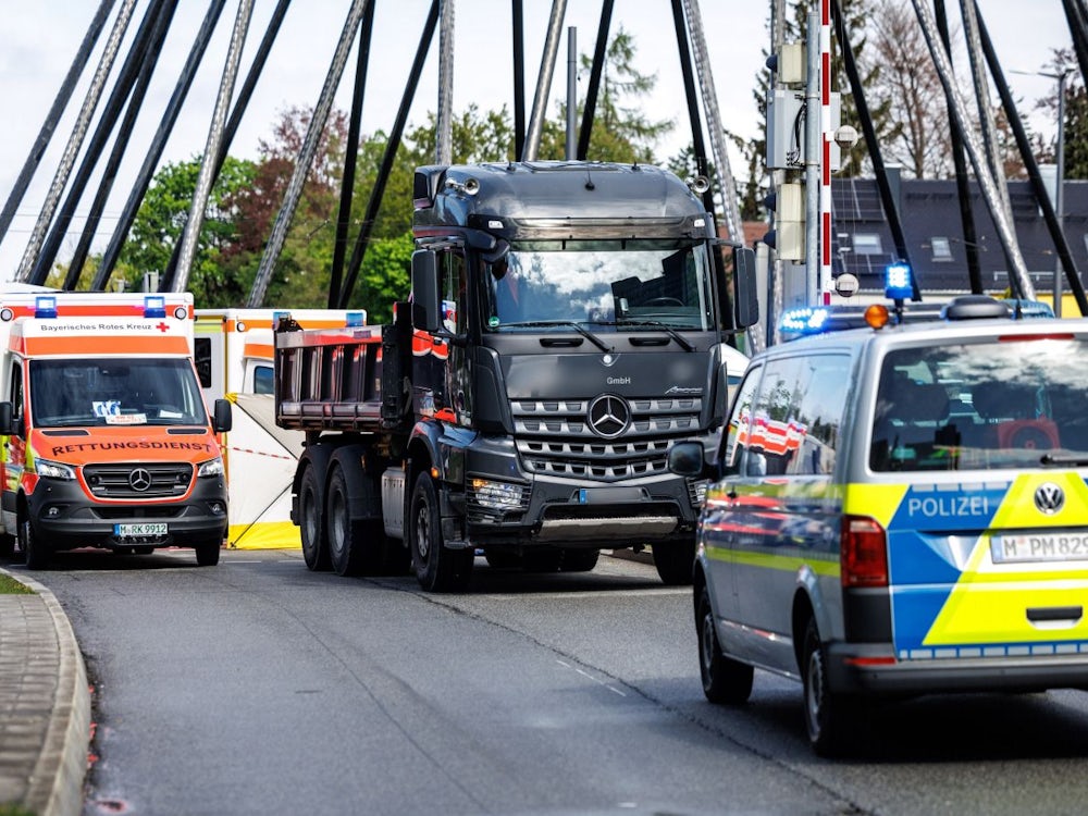 Unfall in Bogenhausen: Fußgängerin wird von Lkw erfasst – und stirbt