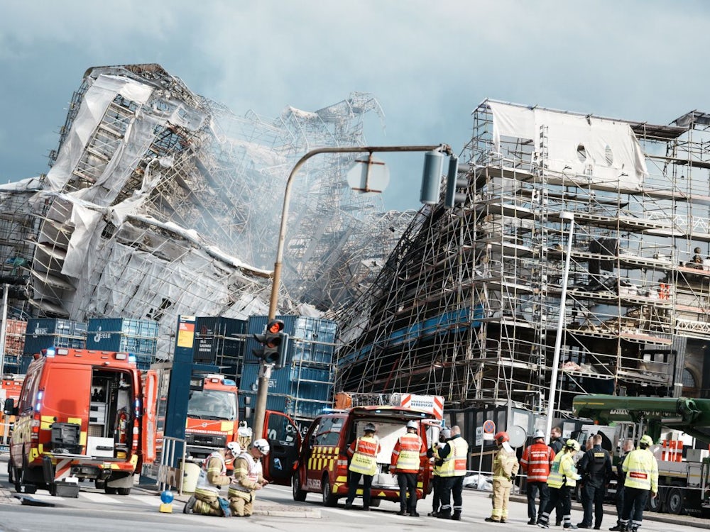 Kopenhagen: Fassade von ausgebrannter historischer Börse eingestürzt...