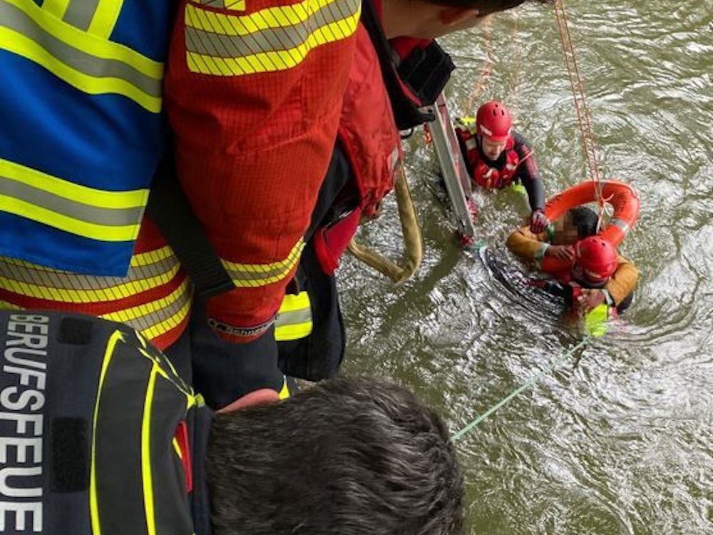 Dramatische Rettungsaktion: Bauarbeiter rettet Frau in der Isar das Leben...