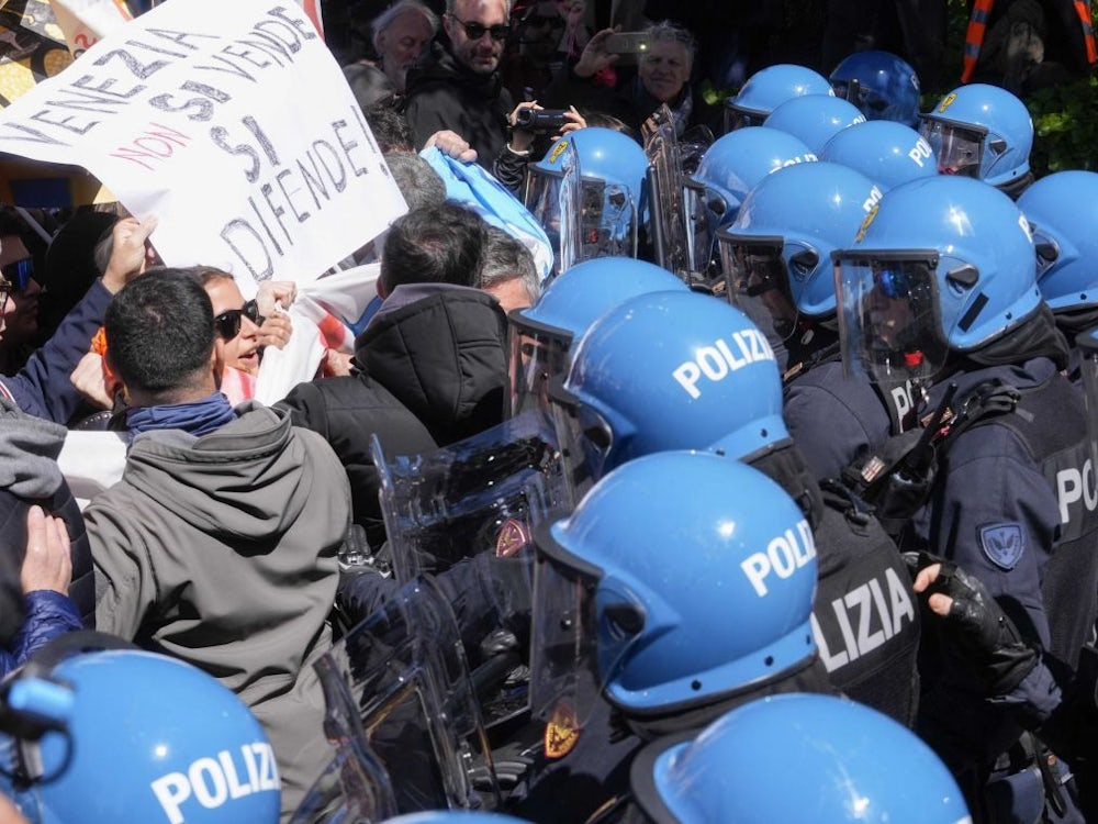 Italien: Erster Tag mit Eintritt: Verwirrung und Proteste in Venedig...