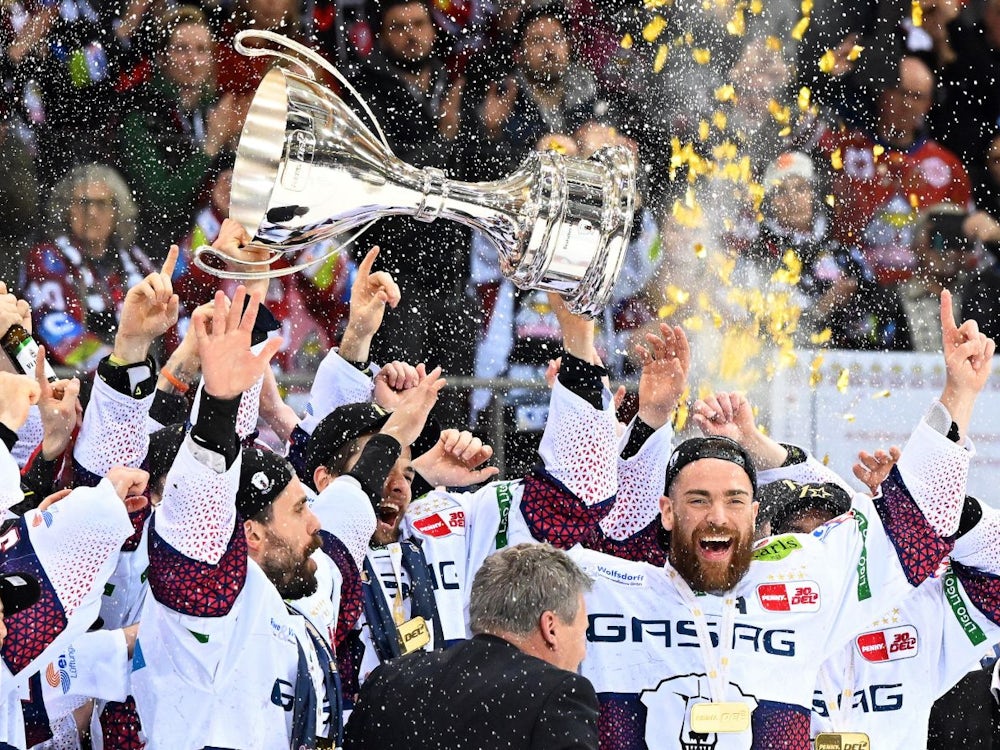 Eishockey: Ein Meistertitel, der zwei Jahre in der Mache war