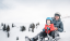 Ratschings-Jaufen – Mann und Kind auf einem Schlitten im Schnee