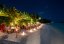 Privates Abendessen für die Trauminsel Reisen Gäste bei Kerzenschein am Strand