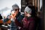 Zillertal Tourismus – zwei Skifahrer stossen an
