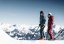 Zillertal Tourismus – Ein Herr und eine Dame stehen an einem Berg mit Skier
