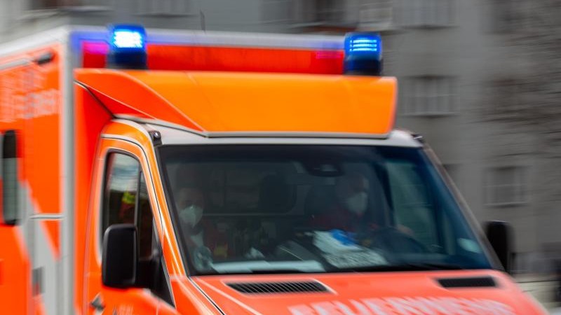 Mann von Taxi mitgeschleift und lebensgefährlich verletzt