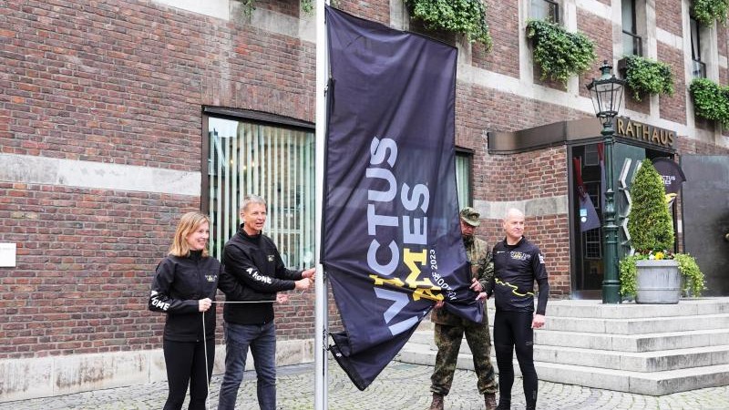 Sport – Düsseldorf – De aankomst van de Invictus Games-vlag op de fiets in Düsseldorf – Sport