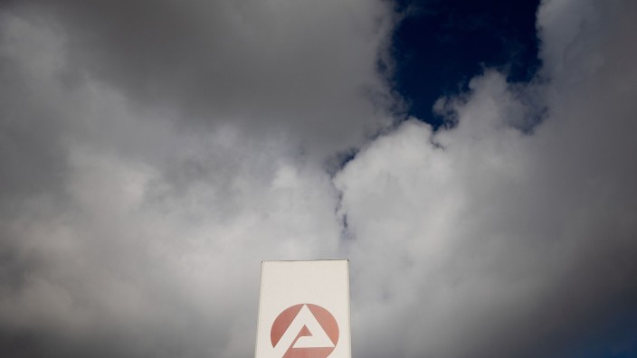 Tourismus - Kamenz: Wolken ziehen über ein Schild der Agentur für Arbeit. Foto: Carsten Koall/dpa/Symbolbild