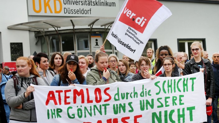 Gewerkschaften - Köln: Beschäftigte des Universitätsklinikums Düsseldorf beteiligen sich an einem Streik. Foto: Roland Weihrauch/dpa