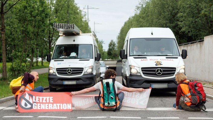 Demonstrationen - Berlin: Aktivisten der Gruppierung "Letzte Generation" blockieren eine Straße. Foto: Matthias Balk/dpa
