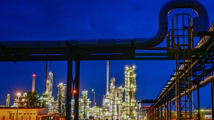 Energie - Schwedt/Oder: Die Anlagen der Erdölraffinerie auf dem Industriegelände der PCK-Raffinerie GmbH werden beleuchtet. Foto: Patrick Pleul/dpa/Archivbild
