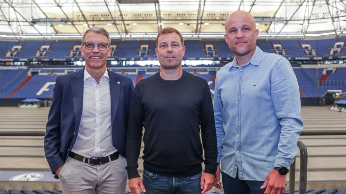 Fußball - Gelsenkirchen: Schalkes Sportvorstand Peter Knäbel (l-r), Cheftrainer Frank Kramer und Sportdirektor Rouven Schröder stehen zusammen. Foto: Tim Rehbein/dpa