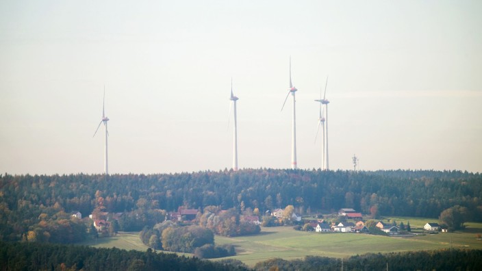 Energie - München: Windräder stehen im Wald nahe Trockau. Foto: Daniel Karmann/dpa/Symbolbild