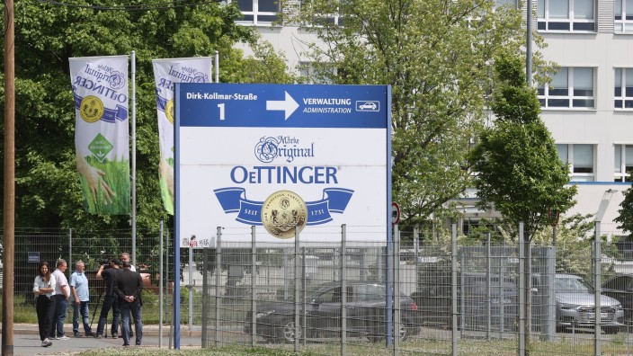 Essen & Trinken - Oettingen in Bayern: Der Standort der Oettinger Brauerei in Gotha. Foto: Bodo Schackow/dpa