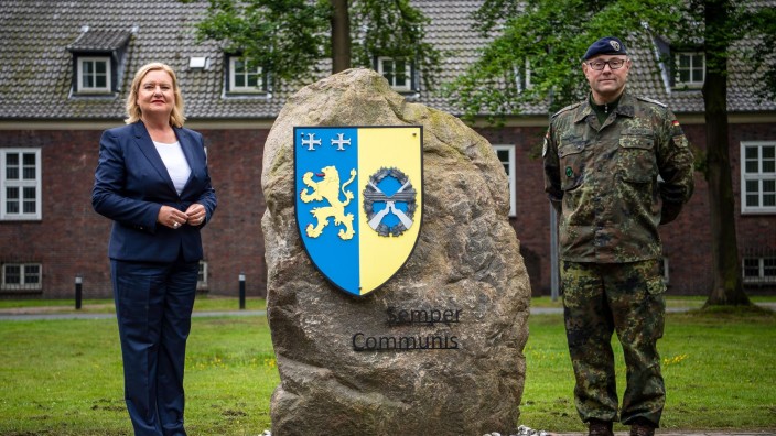 Militär - Schortens: Eva Högl wird von Kommandeur Oberstleutnant Helge Gerken am Objektschutzregiment der Luftwaffe "Friesland" empfangen. Foto: Sina Schuldt/dpa