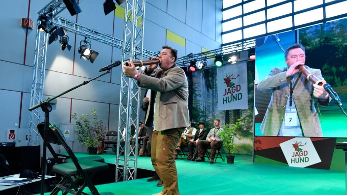 Tiere - Dortmund: Hirschrufer Fabian Menzel aus Nüdlingen während der 23. Deutschen Meisterschaft der Hirschrufer. Foto: Roberto Pfeil/dpa