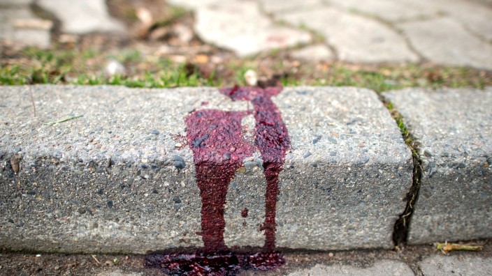 Kriminalität - Schwalmstadt: Blut auf einem Bürgersteig am Tatort eines Messerangriffs in einem Wohngebiet. Foto: Hauke-Christian Dittrich/dpa/Symbolbild