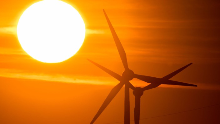 Energie - Kiel: Die Sonne geht hinter Windrädern auf. Foto: Julian Stratenschulte/dpa/Symbolbild