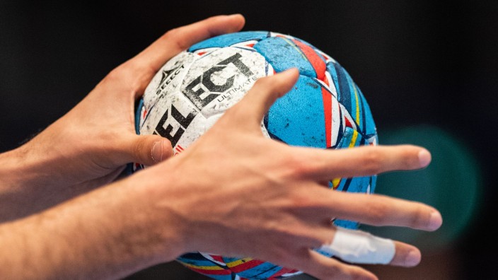 Handball - Berlin: Ein Handballer hält den Spielball in den Händen. Foto: Robert Michael/dpa/Symbolbild