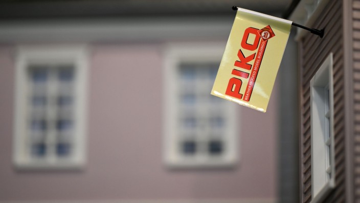 Spielwaren - Sonneberg: Eine Fahne mit dem Piko-Logo hängt an einem Haus aus der Gartenbahn-Serie. Foto: Martin Schutt/dpa-Zentralbild/dpa/Archivbild