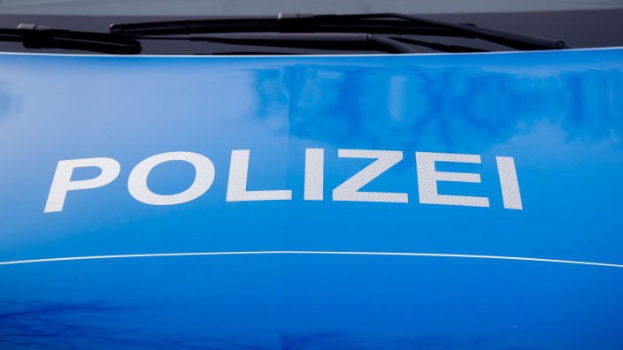 Fußball - Mönchengladbach: Der Polizei-Schriftzug steht auf einem Einsatzfahrzeug. Foto: Christoph Soeder/dpa/Symbolbild