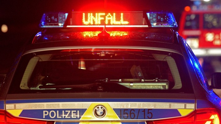 Unfälle - Kamenz: Ein Streifenwagen der Polizei steht an einer Unfallstelle. Foto: Stefan Puchner/dpa/Symbolbild