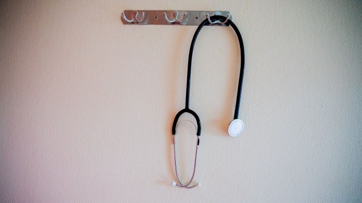 Ärzte - Erfurt: Ein Stethoskop hängt in einem Krankenhaus an einer Garderobe. Foto: Christoph Soeder/dpa/Symbolbild