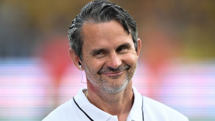 Fußball - Kaiserslautern: Kaiserslauterns Trainer Dirk Schuster lächelt. Foto: Robert Michael/dpa
