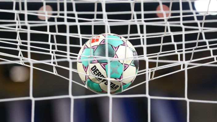 Fußball - Rostock: Ein Fußball liegt vor der Partie im Netz. Foto: Friso Gentsch/dpa/Symbolbild