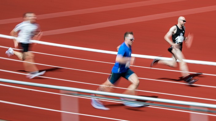Sportereignisse - Hameln: Starter rennen bei einem 400-Meterlauf während der Deutschen Zollmeisterschaft. Foto: Swen Pförtner/dpa