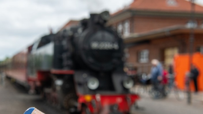 Tourismus - Rostock: Ein Neun-Euro-Ticket ist vor einer Dampflok der Mecklenburgischen Bäderbahn Molli (MBB) zu sehen. Foto: Stefan Puchner/dpa/Archivbild