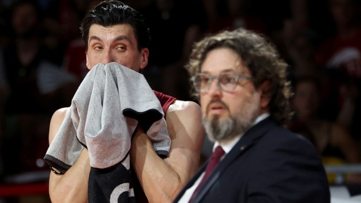 Basketball - München: Bayerns Nihad Djedovic und Bayerns Trainer Andrea Trinchieri verfolgen das Geschehen. Foto: Oryk Haist/dpa