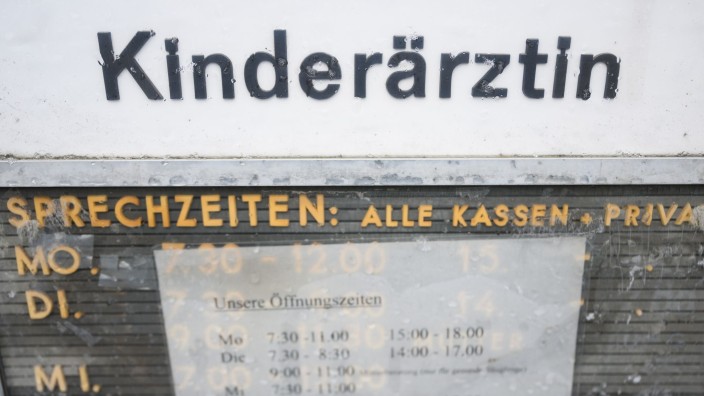 Gesundheit - Hannover: Ein Schild „Kinderärztin“ steht vor einer Kinderarztpraxis. Foto: Robert Michael/dpa-Zentralbild/dpa/Symbolbild
