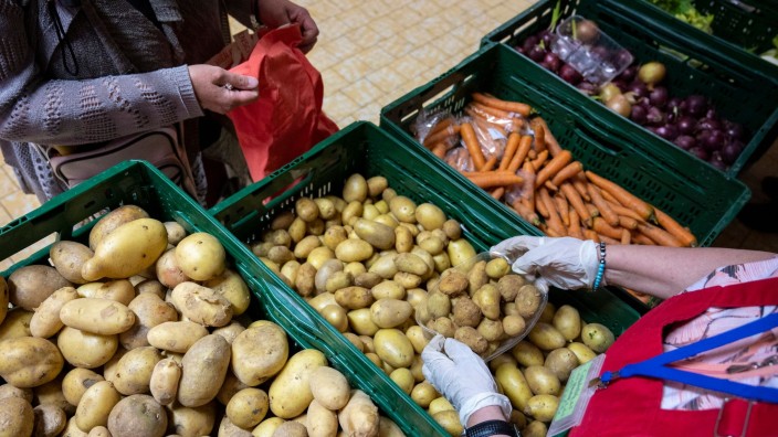 Armut - Berlin: Eine ehrenamtliche Mitarbeiterin verteilt Kartoffeln in der Laib und Seele- Ausgabestelle in Berlin. Foto: Christophe Gateau/dpa