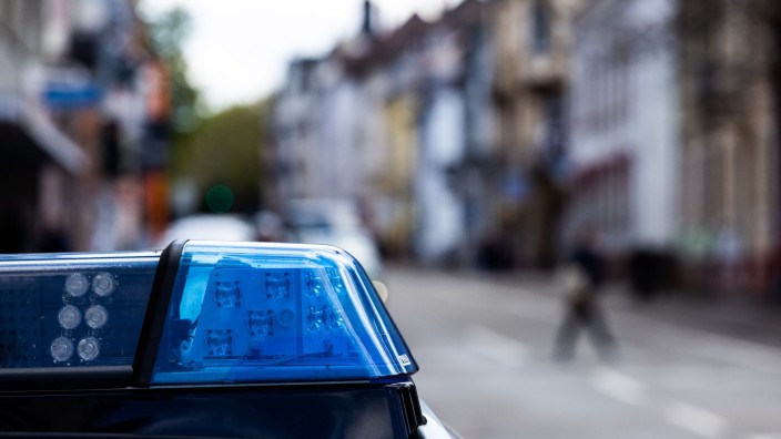 Kriminalität - : Ein Einsatzfahrzeug der Polizei steht am Straßenrand. Foto: Philipp von Ditfurth/dpa/Symbolbild