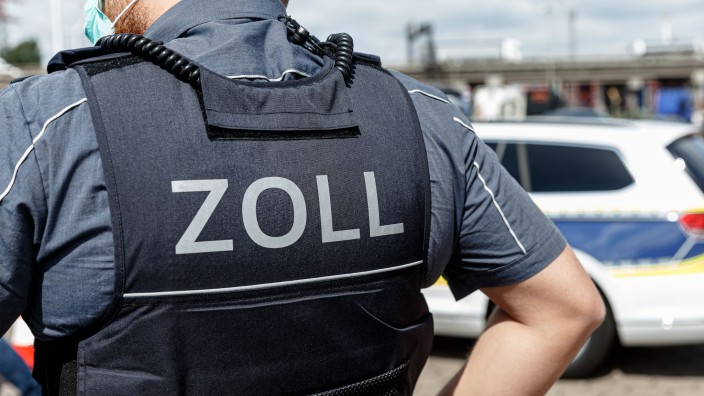 Kriminalität - Dresden: Ein Beamter trägt während seines Dienstes eine Schutzweste mit der Rückenaufschrift "Zoll". Foto: Markus Scholz/dpa/Symbolbild