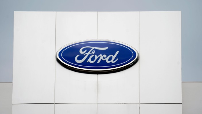 Auto - Saarlouis: Ein Ford-Logo ist auf einer Beschilderung bei Country Ford zu sehen. Foto: Gerry Broome/AP/dpa/Archivbild